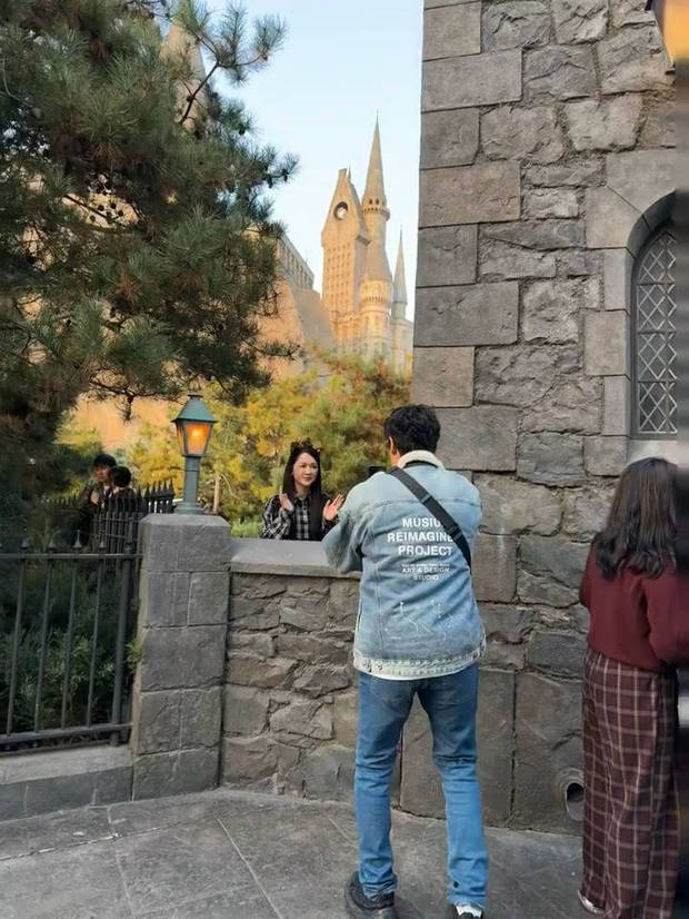 Alan在给陈乔恩拍照。