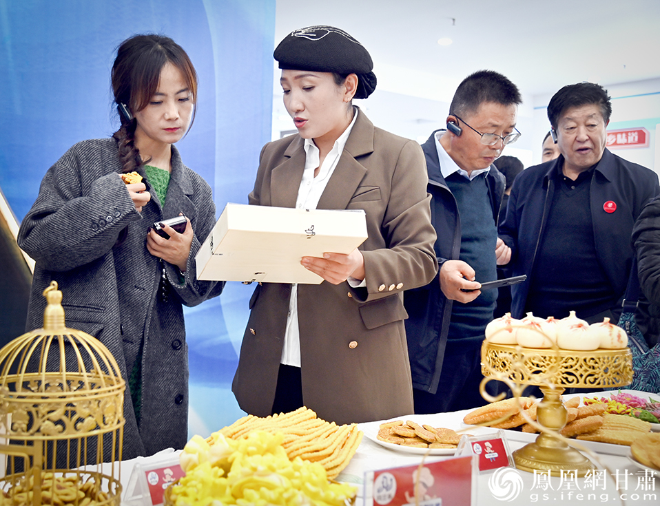 与会代表参观东乡县美食数字化产业基地