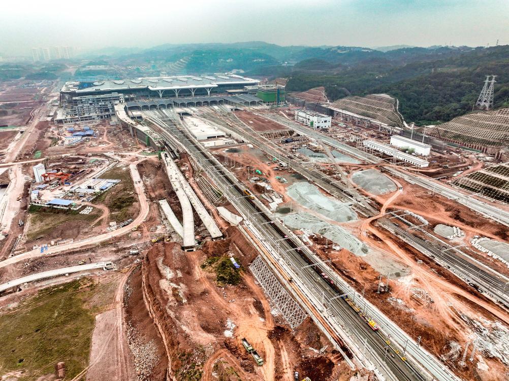 这是11月2日拍摄的渝厦高铁重庆东站正线铺轨施工现场(无人机照片)。记者 唐奕 摄