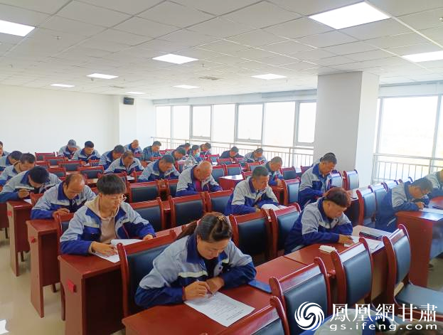 参赛选手正在进行理论知识考试 兰州新区商投集团供图