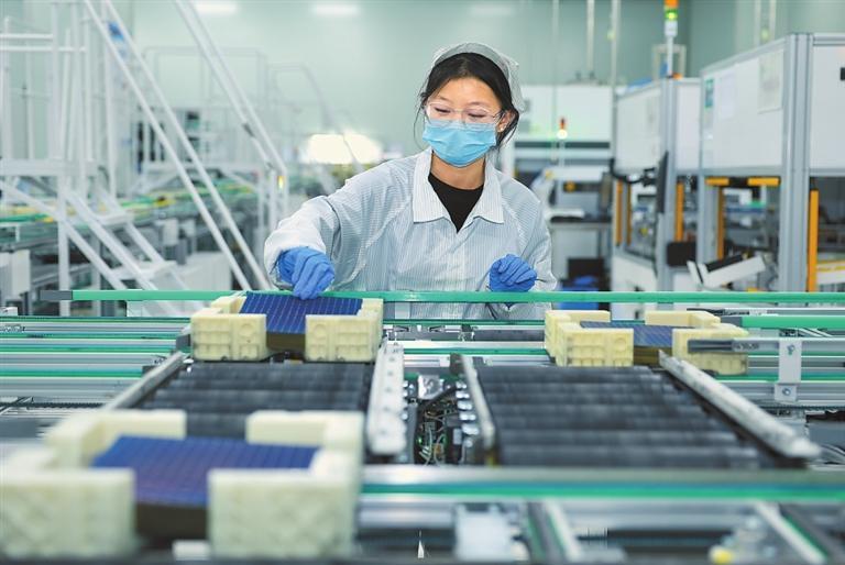 酒泉正泰新能源科技有限公司年产2GW高效晶硅电池生产线无尘车间 新甘肃·甘肃日报记者 冯乐凯