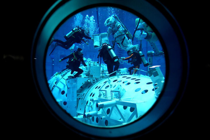 ↑神舟十九号航天员宋令东进行水下训练（2024年8月26日摄）　新华社发（孔方舟　摄）