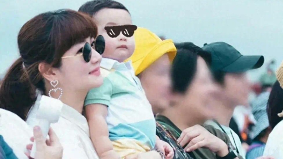 Selina带儿子听音乐会，无遮挡任人拍照，手戴婚戒烧伤疤痕抢镜！封面图