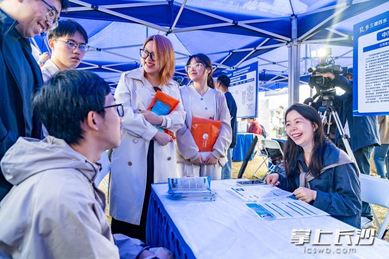 招聘会吸引了不少求职大学生。