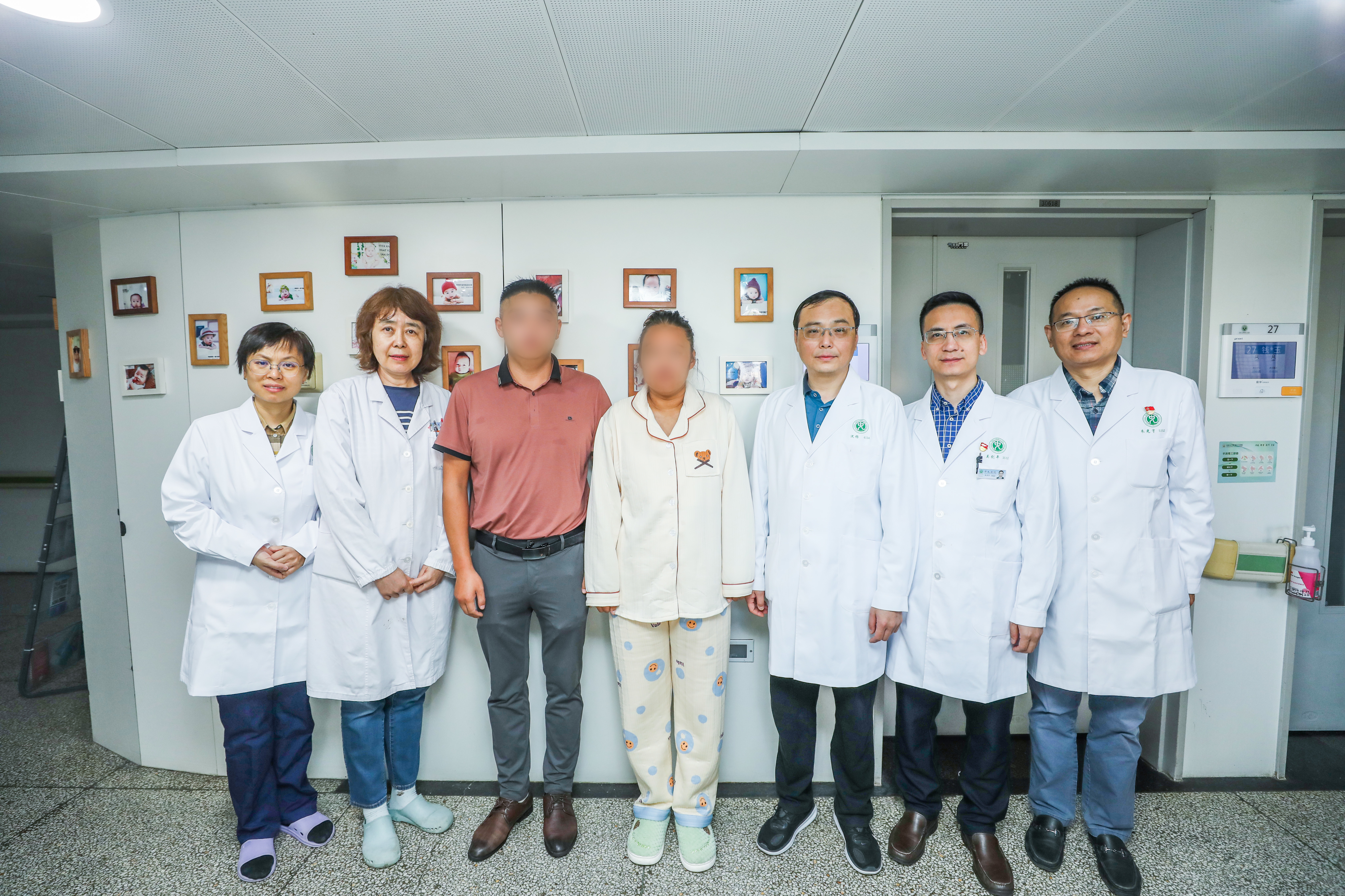 10月31日上午出院前 中大医院救治宿迁孕产妇多学科团队与产妇和家人合影留念 张鑫 摄