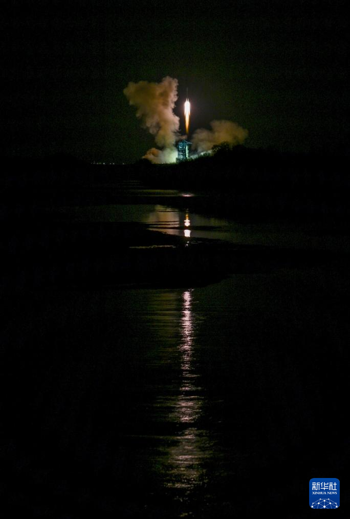 10月30日，搭载神舟十九号载人飞船的长征二号F遥十九运载火箭在酒泉卫星发射中心点火发射。神舟十九号载人飞船与火箭成功分离，进入预定轨道，航天员乘组状态良好，发射取得圆满成功。新华社记者　连振　摄