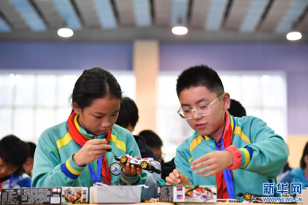 10月26日，学生在西安市新城区太华路小学参加车辆模型挑战赛。