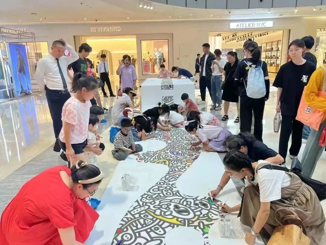 △ 市民在桂城商圈共同描述艺术画卷。