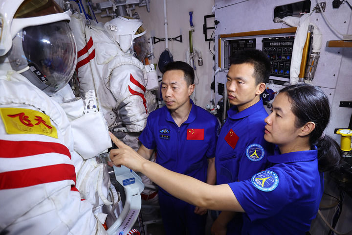 ↑神舟十九号航天员乘组进行舱外航天服操作训练（2024年6月21日摄）　新华社发（徐部　摄）