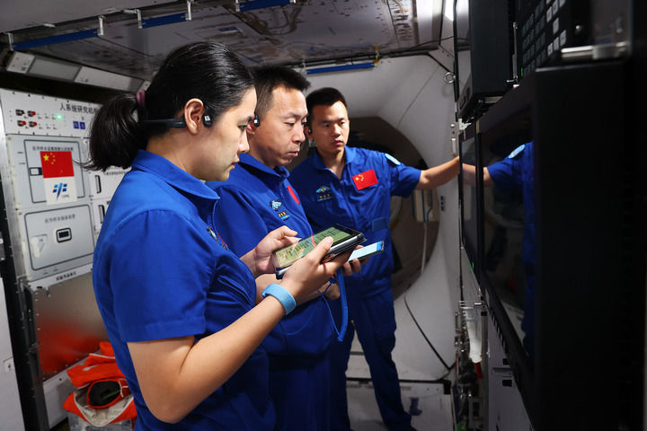 ↑神舟十九号航天员乘组进行核心舱操作训练（2024年6月17日摄）　新华社发（徐部　摄）