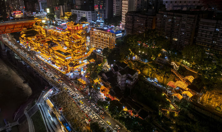 ▲8月23日拍摄的重庆市渝中区洪崖洞一带景象（无人机照片）。新华社记者刘潺摄