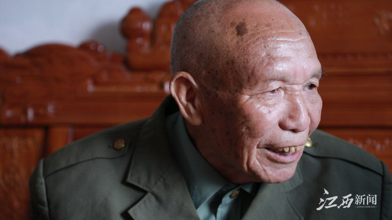 ▲红军烈士后代张复信接受江西新闻客户端记者采访。摄影丨全媒体记者龙楚良