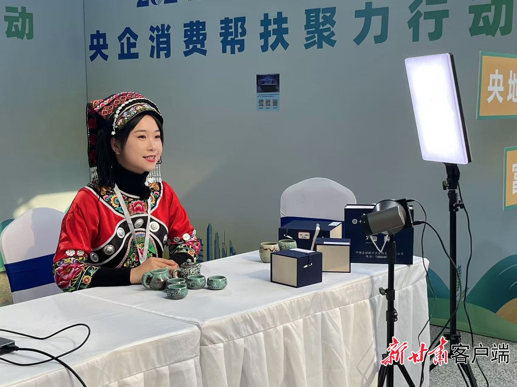 陈莎莎正在通过“国源通平”抖音平台进行直播　新甘肃&middot;甘肃日报记者　杜雪琴　摄