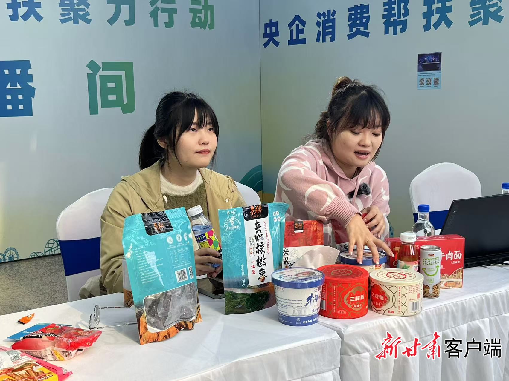 中国石油甘肃销售公司非油品管理部线上团队正在直播　新甘肃&middot;甘肃日报记者　杜雪琴　摄