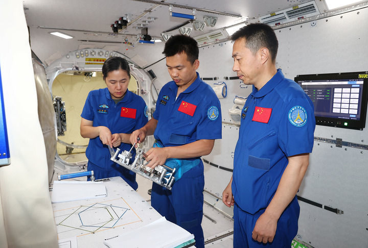 ↑神舟十九号航天员乘组进行梦天舱操作训练（2024年7月25日摄）　新华社发（徐部　摄）