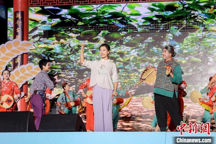 图为颁奖仪式上的文艺表演。主办方供图