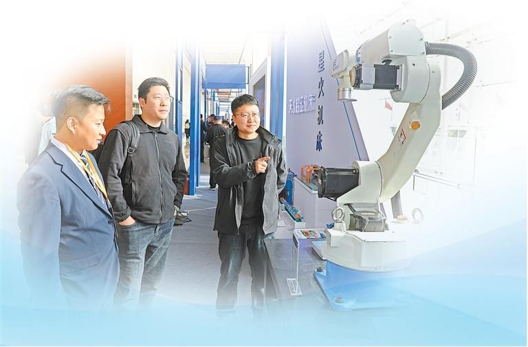 嘉宾在2024中国产业转移发展对接活动（甘肃）会场上了解手臂机器人的性能