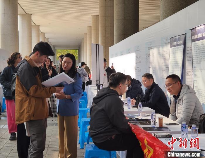 山大学生在现场与企业招聘人员交流。赵晓 摄