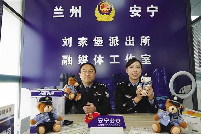 刘昊(左)和赵嘉敏（右）在直播中