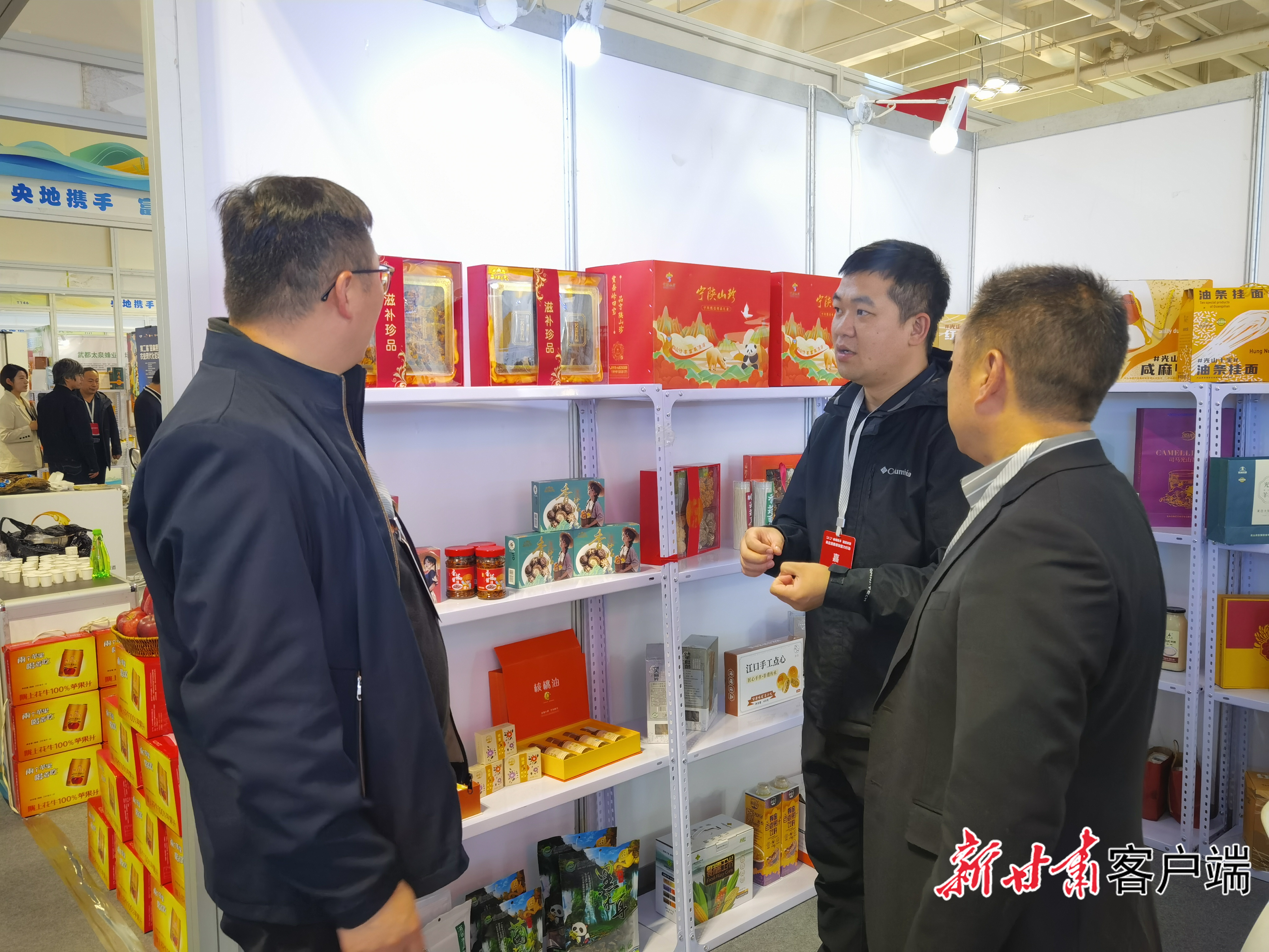 展区工作人员向参会人员推介产品