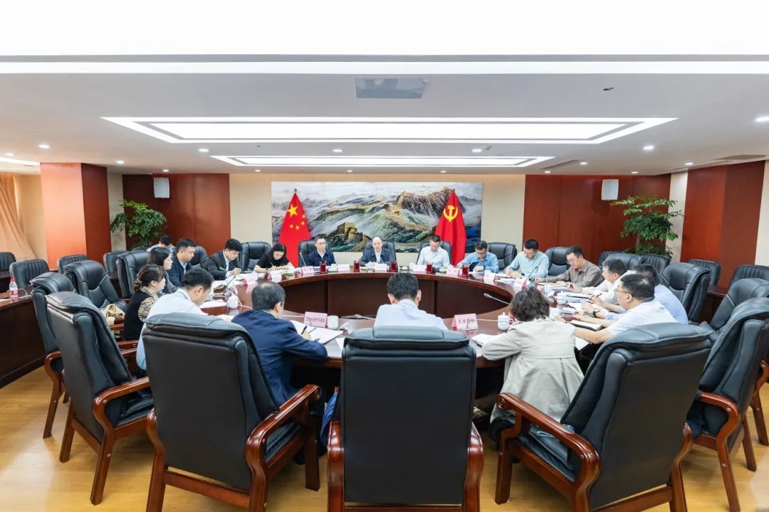 渝中区召开“三攻坚一盘活”改革突破工作推进会。