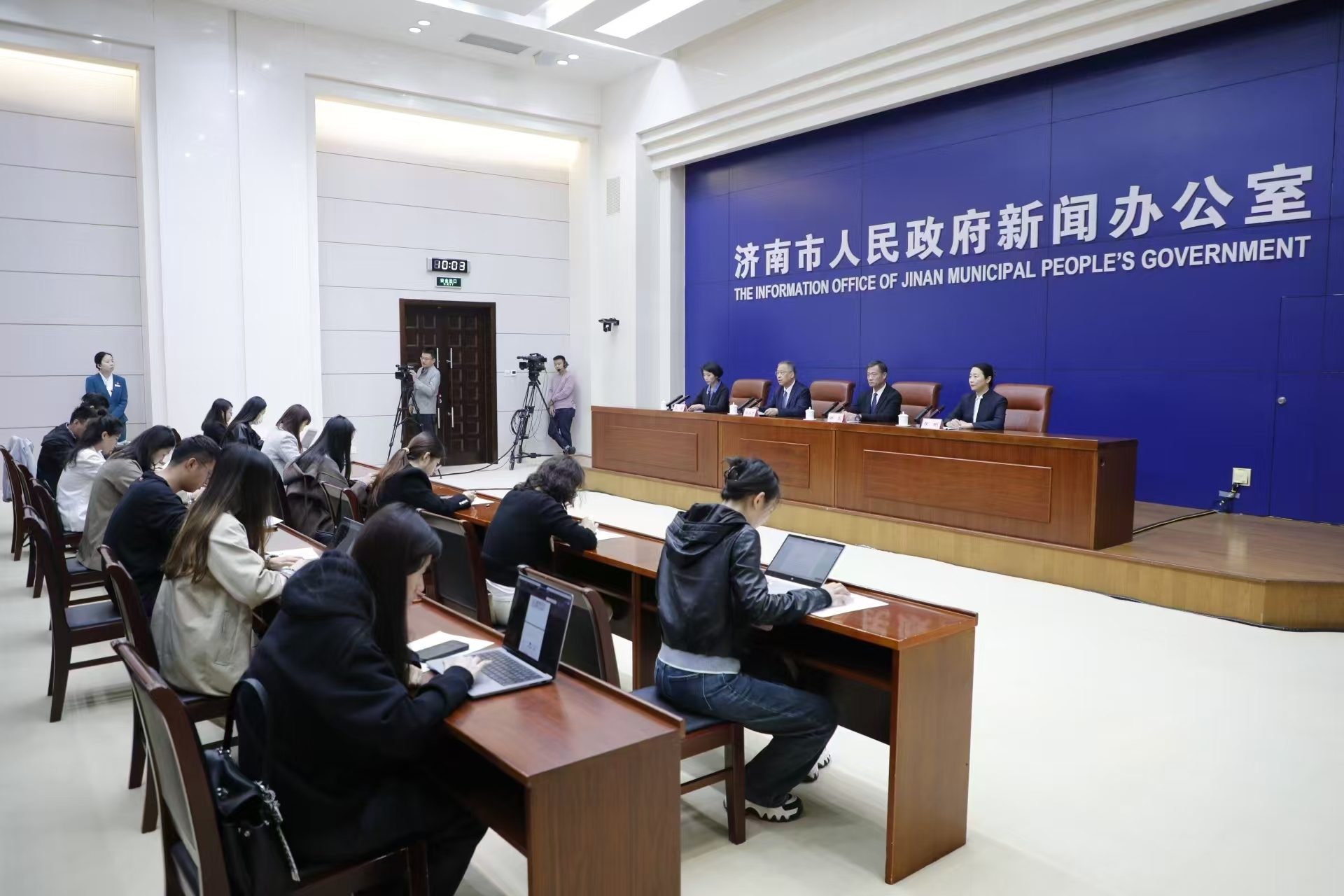 济南规划建设低空地面基础设施蓝图，鼓励医院、学校等布设低空飞行起降设施