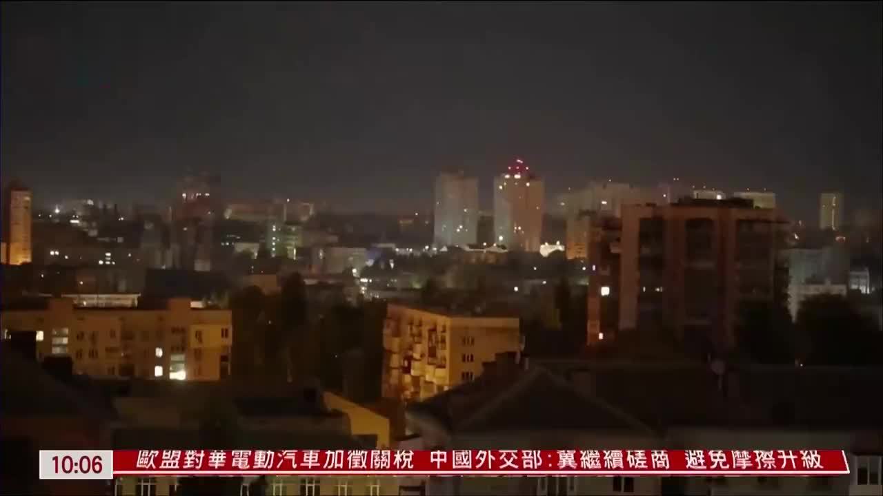 基辅一住宅楼遭袭起火，乌克兰救援人员从废墟中救出一只猫