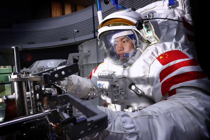 ↑神舟十九号航天员宋令东进行出舱程序训练（2024年6月26日摄）　新华社发（徐部　摄）