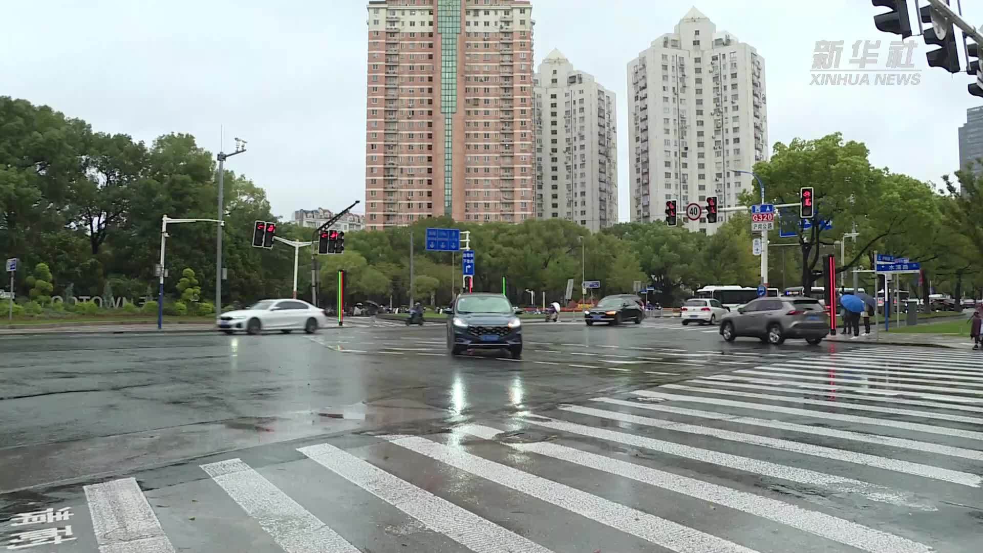 上海：台风“康妮”带来大风暴雨 交警全力保障交通秩序