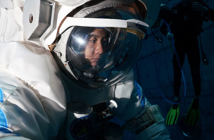 ↑神舟十九号航天员王浩泽进行水下训练（2024年8月28日摄）　新华社发（孔方舟　摄）