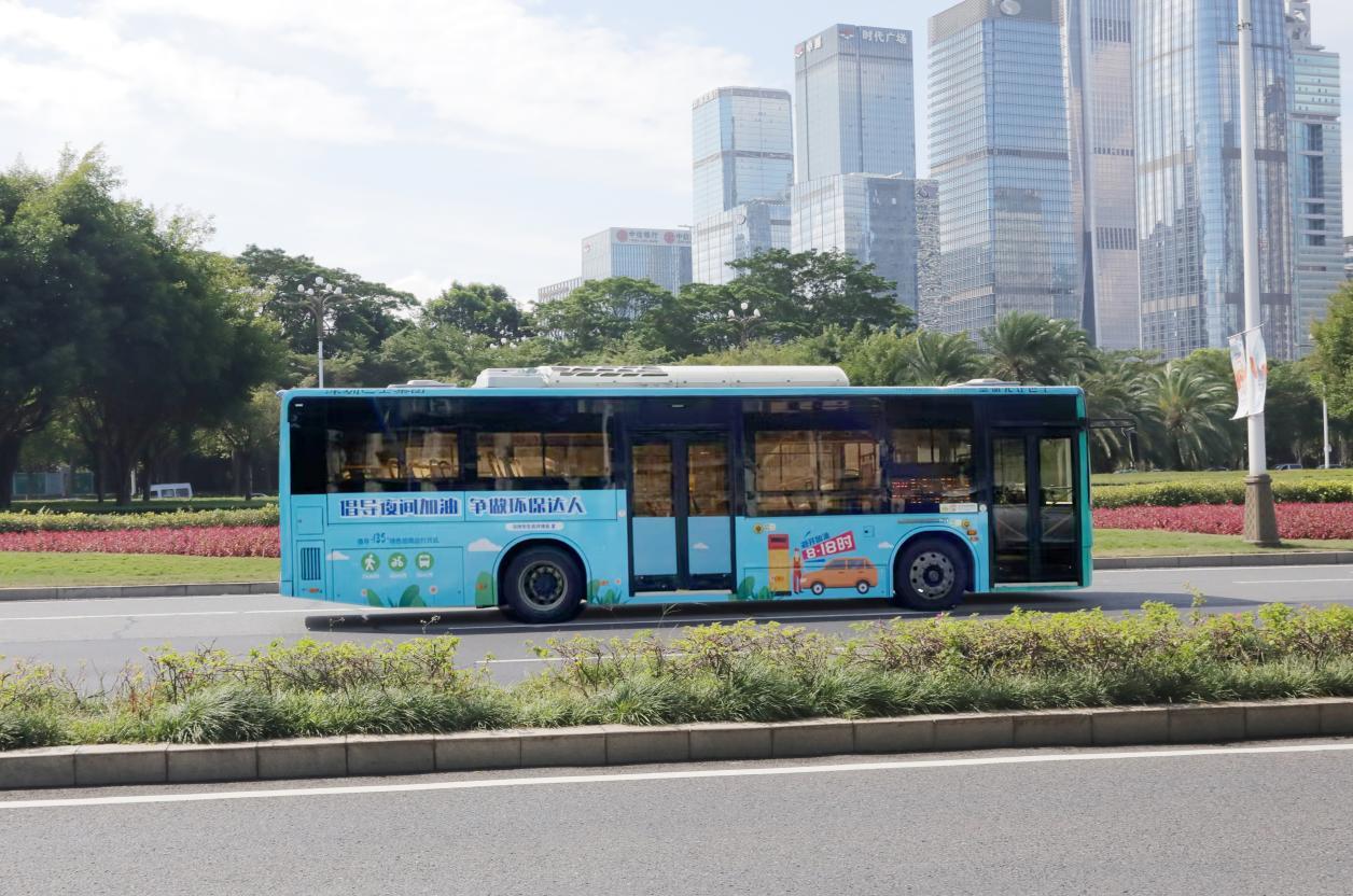 深圳利用公交车广告开展错峰加油宣传