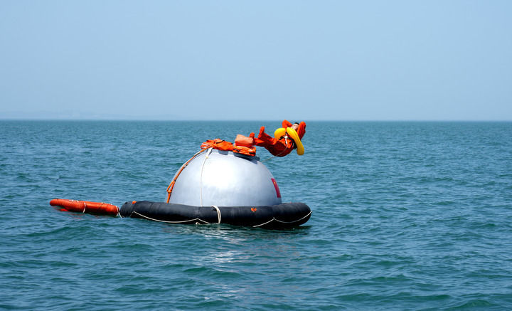 ↑神舟十九号航天员宋令东进行海上救生训练（2023年7月6日摄）　新华社发（孔方舟　摄）