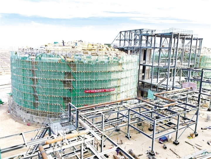 近期，在金塔中光太阳能“10万千瓦光热+60万千瓦光伏”项目现场，工人进行熔盐储罐保温施工。该项目是国家能源局核准的第二批以沙漠、戈壁、荒漠地区为重点的大型风电光伏基地建设项目之一。