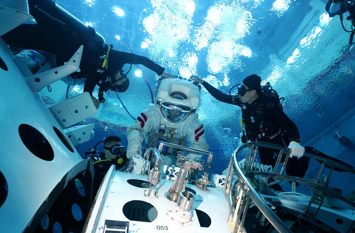 ↑神舟十九号航天员蔡旭哲进行水下训练（2024年9月4日摄）　新华社发（孔方舟　摄）