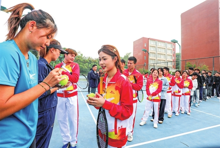 江西网球公开赛参赛球员走进校园 让大学生感受网球魅力