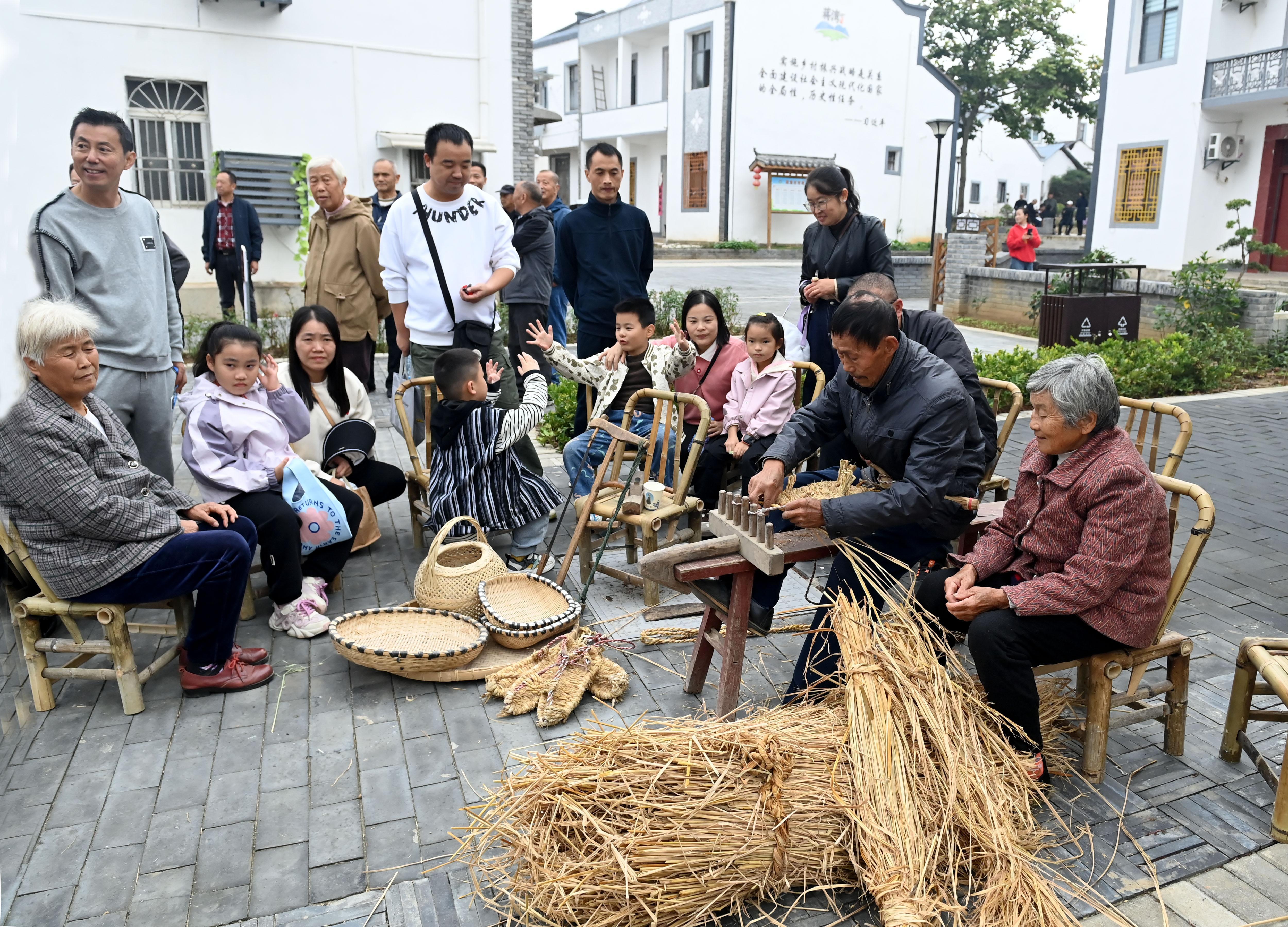 10月26日，在汉川市马口镇高庙村村头，手艺人在演示编草鞋的绝活。该村依托本村区位优势和山水资源，以莲产品、荷月、小麻油等特色农副产品为核心，围绕相近产业建立产业合作社，吸纳土地、资金、劳动力等生产要素，实现优势互补、资源共享、产业共富，推动村集体经济“联创联增联带”。成功创建高庙村种养殖农民专业合作社实现村民变股民,吸纳村民注入原始股金12万元。全媒体记者李文勇摄