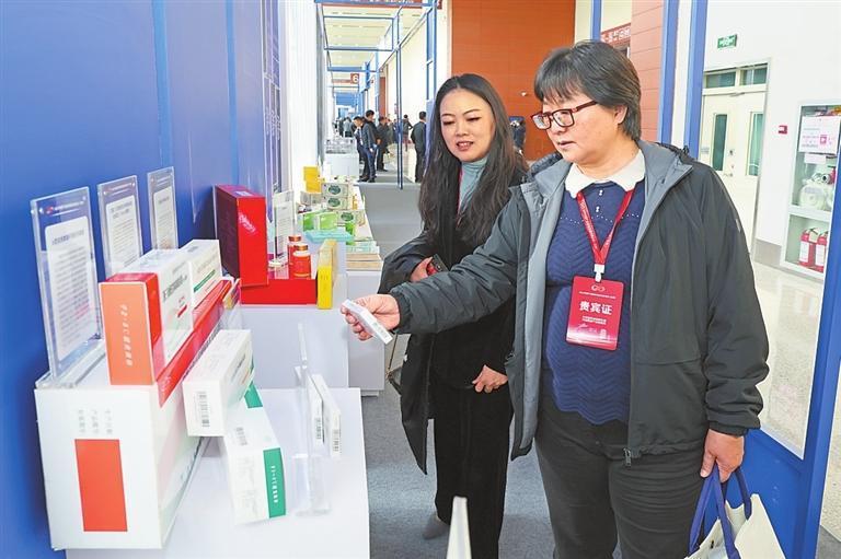 甘肃药企生产的药品吸引了与会嘉宾的目光
