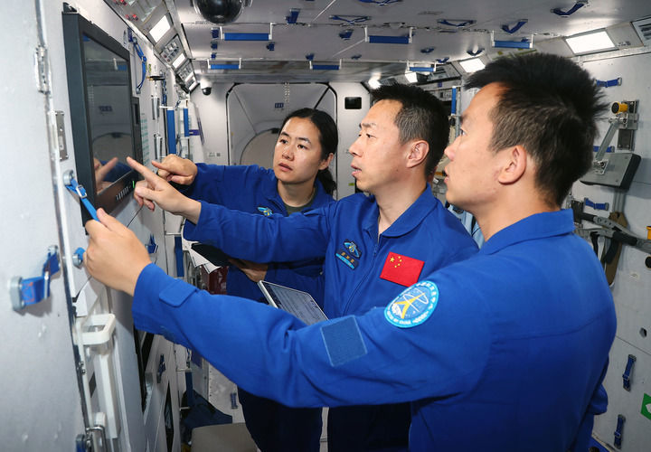 ↑神舟十九号航天员乘组进行核心舱操作训练（2024年5月27日摄）　新华社发（徐部　摄）