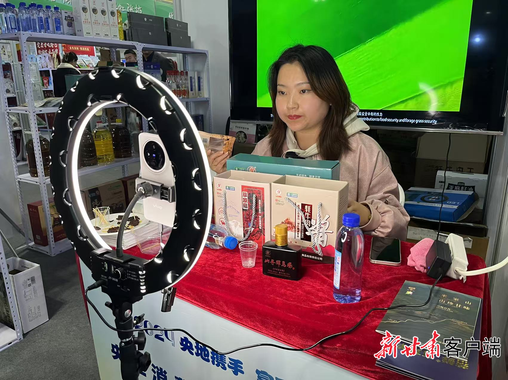 主播正在中农发山丹马场丹马食品销售有限责任公司的展位上进行直播　新甘肃&middot;甘肃日报记者　杜雪琴　摄