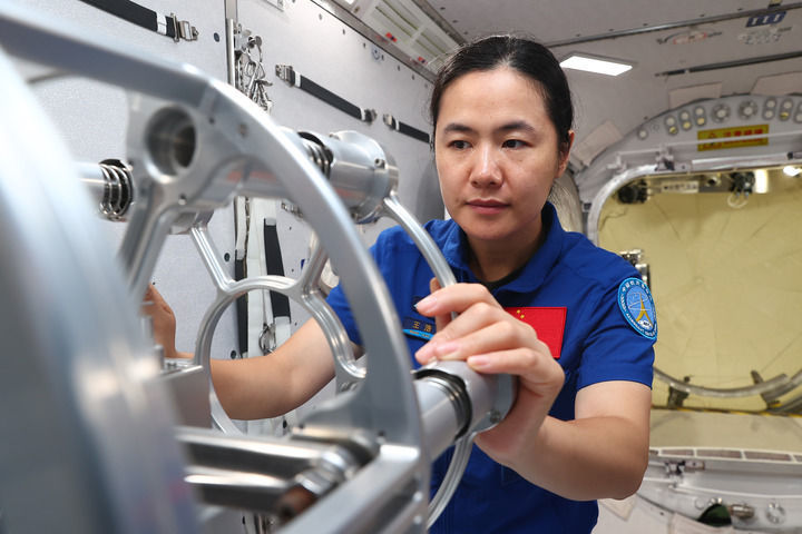 ↑神舟十九号航天员王浩泽在训练中（2024年7月25日摄）　新华社发（徐部　摄）