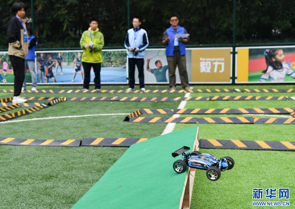 10月26日，学生在西安市新城区太华路小学参加车辆模型挑战赛。