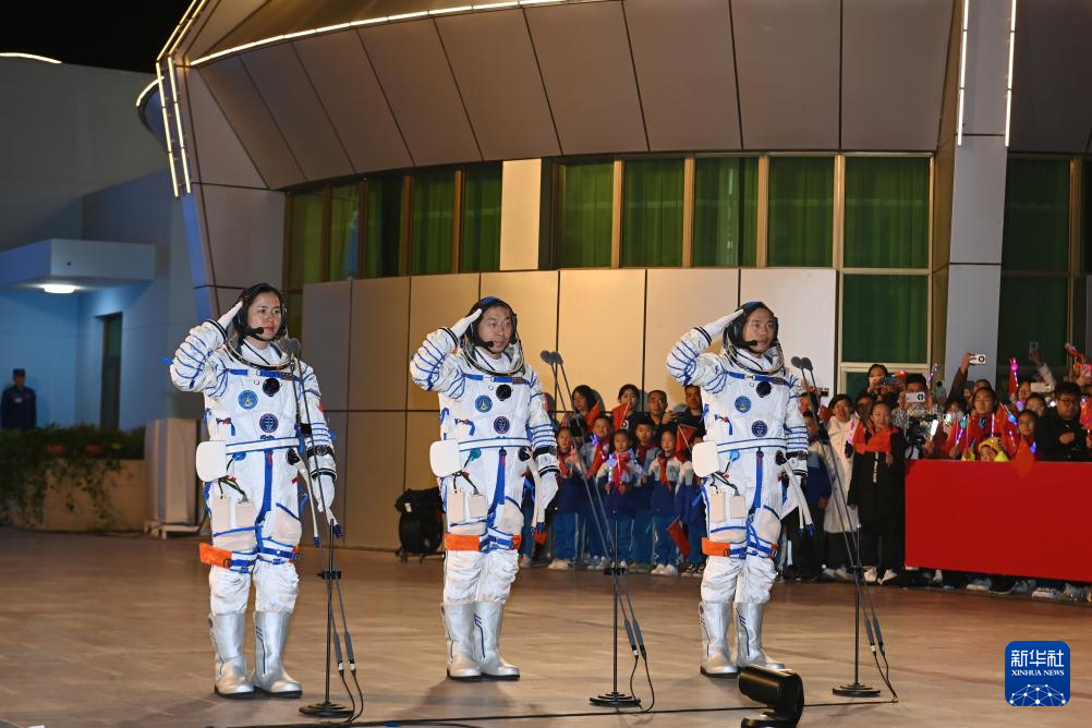 10月30日，神舟十九号载人飞行任务航天员乘组出征仪式在酒泉卫星发射中心问天阁圆梦园广场举行。这是航天员蔡旭哲（中）、宋令东（右）、王浩泽在出征仪式上。新华社发（汪江波　摄）