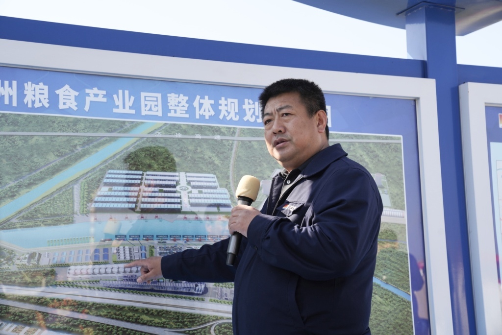 江北现代粮食物流园总经理梁磊接受澎湃新闻采访。