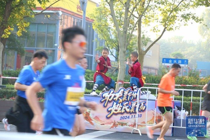 延鲁武术学校的学生在赛道沿线进行功夫表演，为选手们加油鼓劲。李赵林 摄