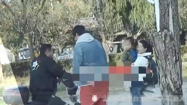 王传君带女儿公园里摘柿子，遭工作人员阻止后，就算交罚款也要摘封面图
