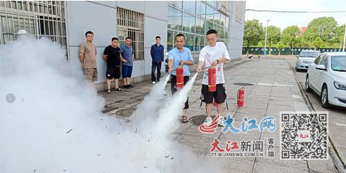 薛辉(右一)参与培训