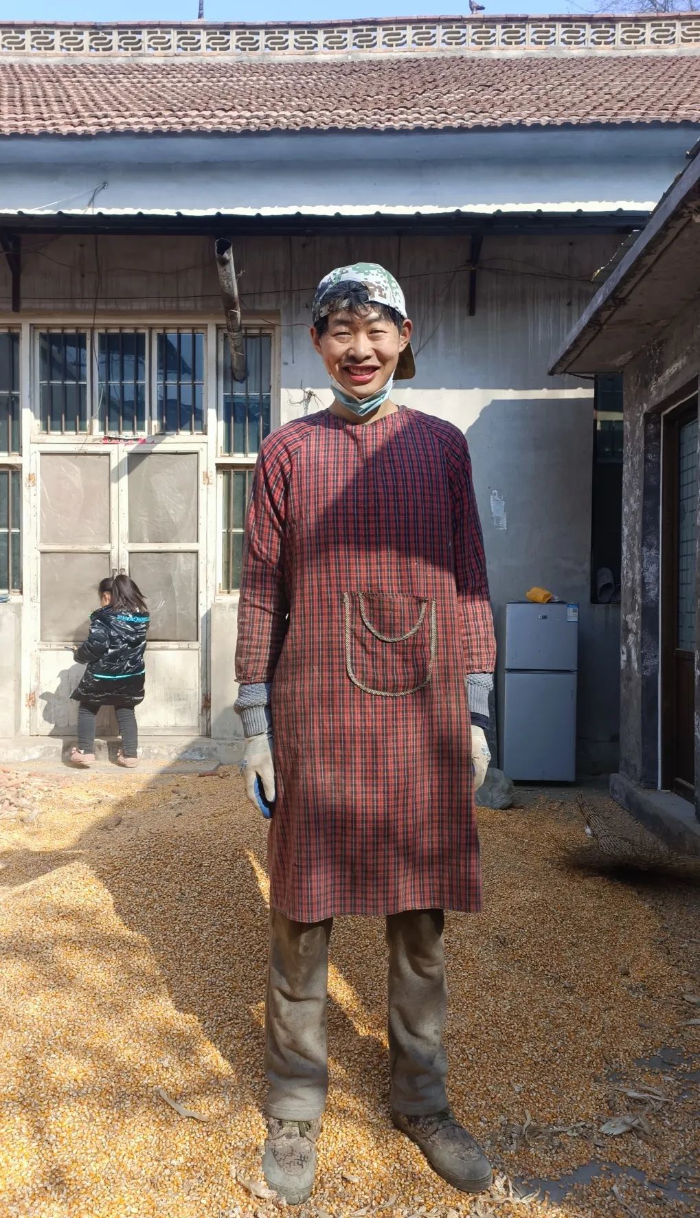 孙国涛在给玉米脱粒