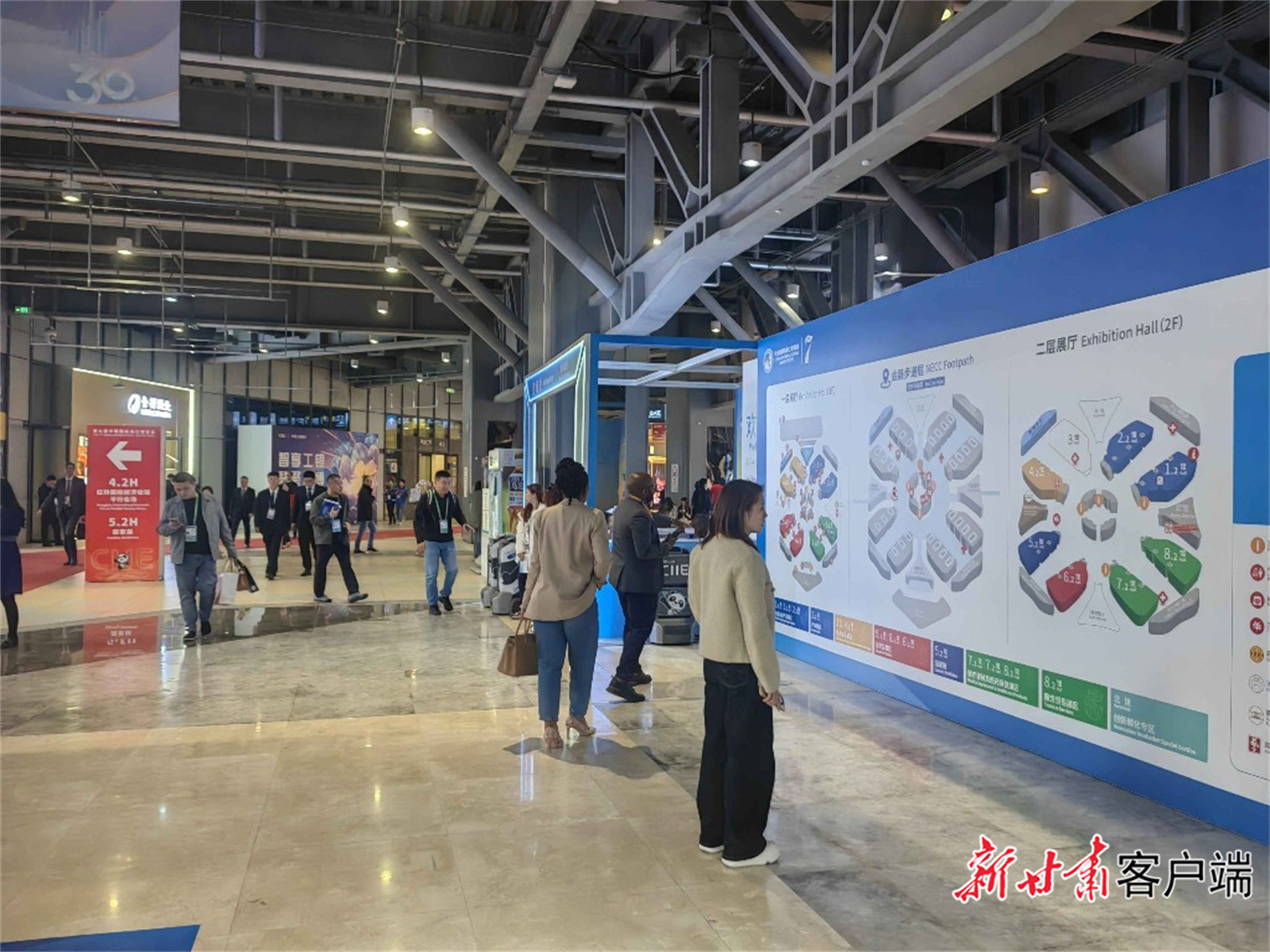 进博会开幕当日，展馆内人流如织。新甘肃&middot;甘肃日报记者　曹立萍　摄