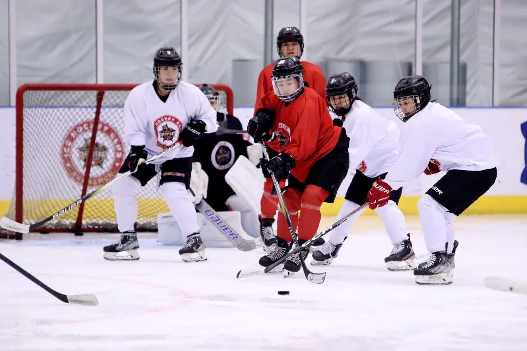 女冰队员正在训练