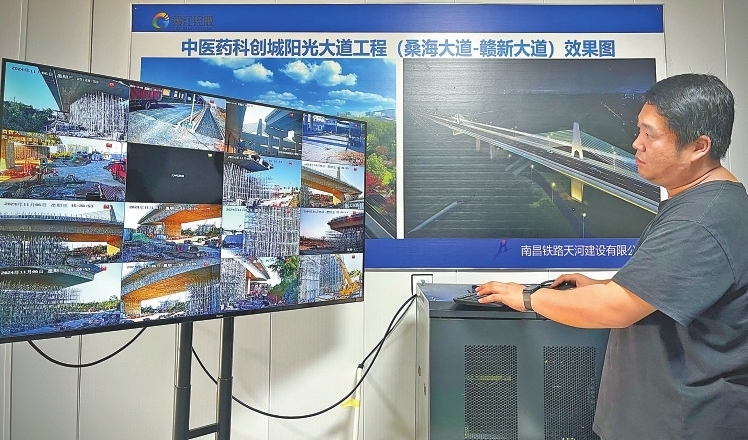 项目团队在现场布置了14个测量点,实时监控转体过程。（本报全媒体记者 杨静 摄）